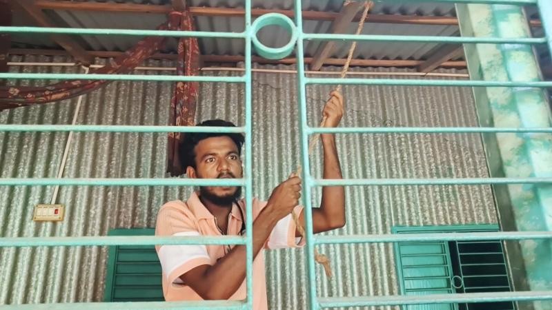 বিয়ের দাবিতে প্রেমিকার বাড়িতে ফাঁসির দড়ি নিয়ে প্রেমিকের অনশন