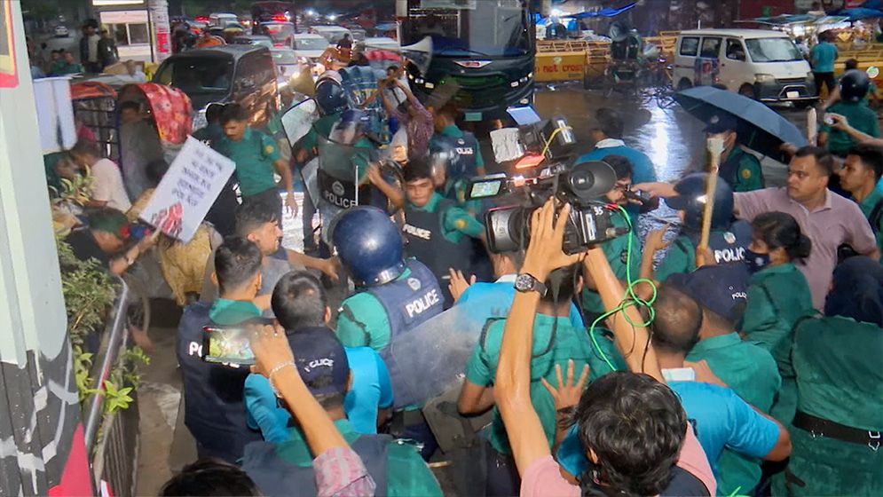 বিসিএস চাকরিপ্রত্যাশীদের ওপর শাহবাগে পুলিশের লাঠিচার্জ